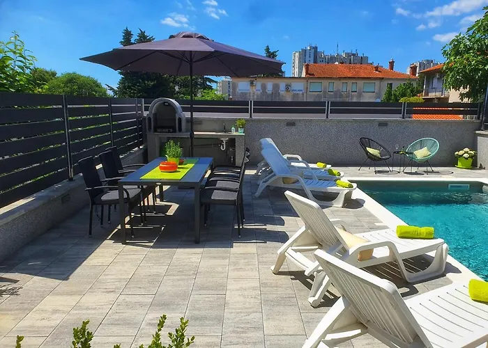 Katja 아파트 풀라